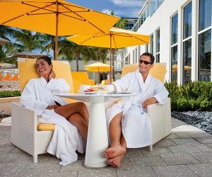How Luxury Bathrobes Enhance Your Hotel’s Pool Deck  