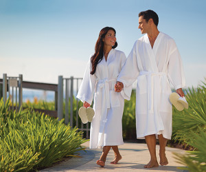 Top 7 Reasons to Buy Luxury Bathrobes for Your Resort